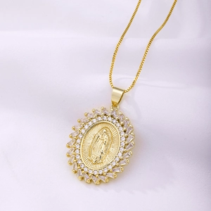 Collier Vierge Marie doré avec incrustation de zircon sur tissu blanc texturé
