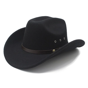 Détail d'un chapeau de cowboy en laine noire avec bande en cuir et œillets d'aération