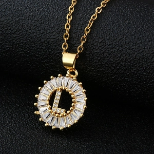 Vue macro d'un collier pendentif lettre L plaqué or orné de zircons cubiques
