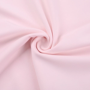 Gros plan sur la texture du tissu en maille rose avec des plis en spirale