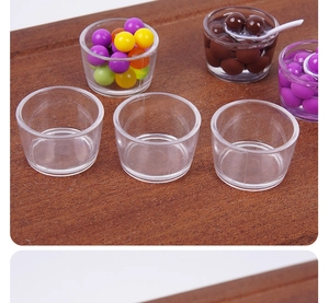 Vue détaillée de mini gobelets en plastique transparent pour bricolage de maison