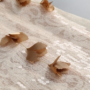 Détail de fleurs 3D avec paillettes et broderie en dentelle sur robe de soirée
