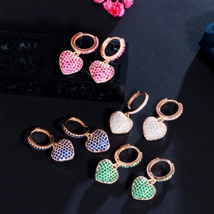 Vue détaillée des boucles d'oreilles cœur en zircon de quatre couleurs sur base dorée
