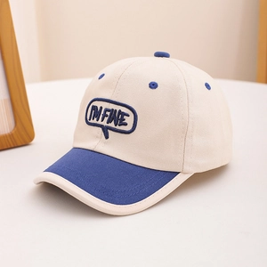 Détail d'une casquette enfant avec broderie I'M FINE bleue et bordure contrastée