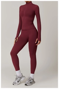 Detail des weinroten Yoga-Sets mit Daumenlöchern und hoch taillierten Fitness-Leggings