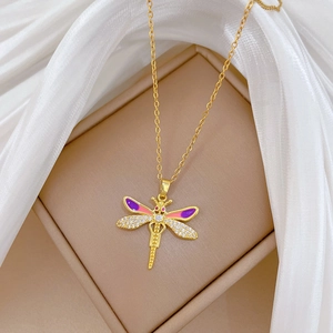 Détail du pendentif libellule avec émail violet et zircons sur fond de soie blanche