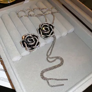 Parure de bijoux camélia noir avec cristaux de zircon et collier à pompon argenté