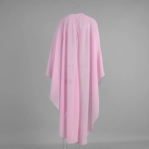 Detail van de roze chiffon cape met golvende zoom en ritssluiting aan de achterkant