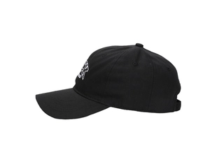 Dettaglio del ricamo bianco su un cappellino da baseball in cotone nero di qualità