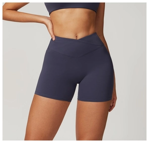 Vue détaillée du short de yoga taille haute avec une taille croisée en forme de V