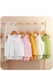Détail de l'ensemble bébé en gaze de coton avec débardeur et short en cinq couleurs