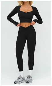 Détail du legging de yoga taille haute avec taille en V et haut court à manches longues