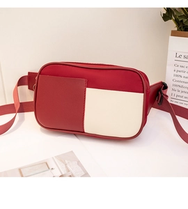 Détail du sac de poitrine en nylon multicolore avec blocs rouges et beige sur bureau