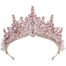 Makroaufnahme von rosa Kristallen und Blumendetails auf einem luxuriösen Brautkronen