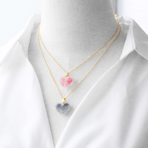 Collier double rang doré avec pendentifs cœur rose et gris à texture sablée pour femme