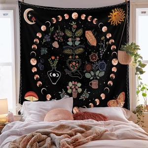 Detail eines böhmischen Mondphasen-Wandteppichs mit Blumen und Pilzen auf schwarzem Stoff