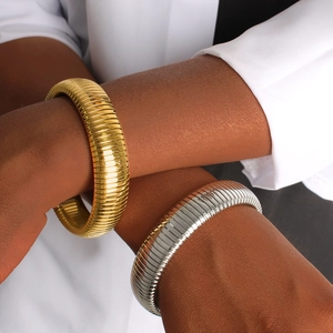 Brazaletes minimalistas de cadena cobra en oro 18K PVD y plata con textura para mujer