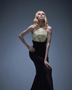 Détail du bustier champagne doré et de la robe de soirée fendue en velours noir