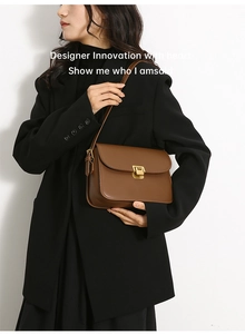 Vue détaillée du sac à bandoulière marron en cuir élégant avec un fermoir métallique raffiné.