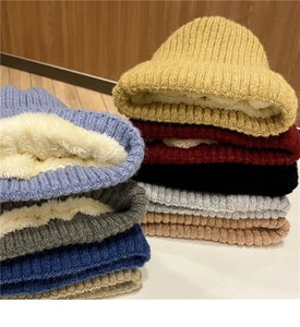 Dettaglio della fodera in pile e della spessa trama a maglia di vari berretti invernali