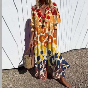 Dames maxi-jurk met V-hals en abstracte luipaardprint in rode en gele kleuren