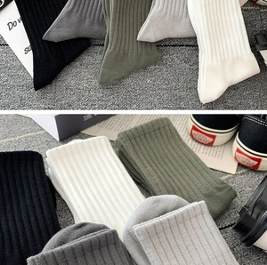 Détails de la maille et présentation des chaussettes montantes en coton en quatre coloris