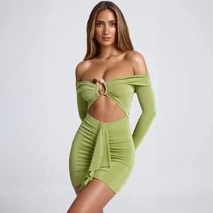 Robe courte sexy vert sauge à manches longues avec découpes, fronces et anneau métal