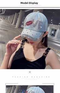 Detail der hellblauen Denim Baseballkappe mit LOVE-Strass und roten Lippen-Pailletten