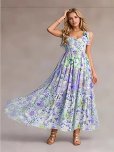 Floral maxi φόρεμα με μωβ βολάν και τιράντες που δένουν στους ώμους για καλοκαιρινό στυλ