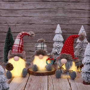 Drei leuchtende Weihnachts-Gnome mit LED-Licht für festliche Feiertagsdekoration