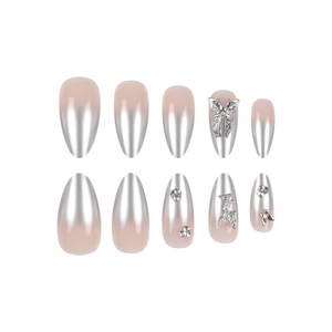 Unghie finte nude pink con sfumatura cromata argento e farfalle in metallo 3D