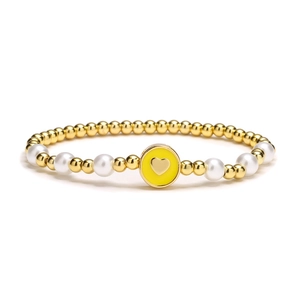 Bracelet perlé or et perles avec pendentif cœur jaune au design extensible élégant
