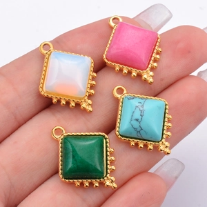 Pendentifs carrés en pierre naturelle colorée avec cadres dorés en acier inoxydable