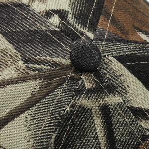 Vue macro du tissu camouflage robuste et des coutures renforcées sur la casquette chasse