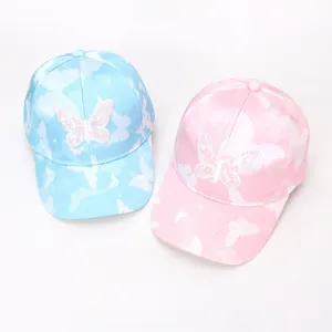 Detailansicht der Schmetterling-Stickerei auf Kinder-Baseballkappen in Pink und Blau