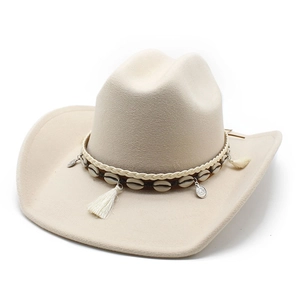 Détail du chapeau de cowboy en feutre beige avec coquillages et ruban ethnique