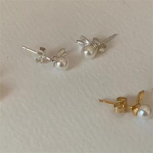 Minimalist 925 sterling silver bunny pearl stud earrings in gold and silver finishes