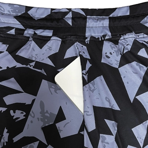 Detailansicht Sport-Shorts mit Grafikprint und Smartphone in der hinteren Tasche