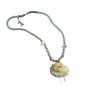 Collier de perles bleues style marin avec pendentif en coquillage et détails d'étoile de mer