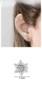 Detail view of 1.1cm snowflake stud earring with pearls and zircons on model ear