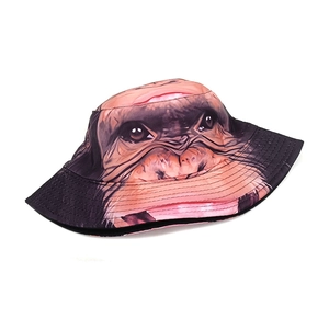 Détail d'un chapeau bob avec motif bouledogue réaliste et tissu avec coutures piqués