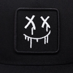 Berretto da baseball nero in cotone con ricamo bianco di una faccina sorridente di tendenza