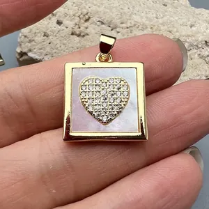 Detailansicht quadratischer Anhänger mit violettem Perlmutt und Herz aus Zirkonia-Steinen