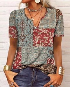 Détail de l'imprimé floral bohème sur un t-shirt à col en V avec un tissu texturé de qualité