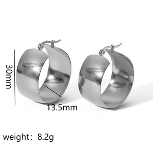 Detailansicht der 30mm x 13,5mm breiten Creolen in Silber mit Maßangaben