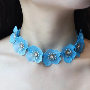 Set di gioielli con fiori blu traforati composto da collana con strass lucidi