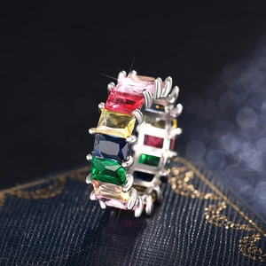 Macro-opname van kleurrijke eternity ring met rechthoekige edelstenen op juwelendoosje