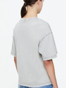 Vista posteriore di una t-shirt grigia vintage in cotone pesante con vestibilità ampia