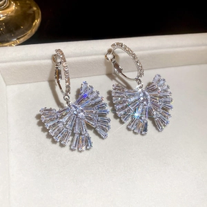 Gros plan détaillé des boucles d'oreilles papillon en zircon avec incrustation cristal