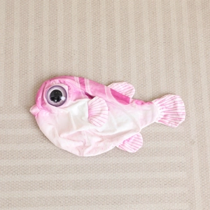 Housse de peluche poisson-globe rose mignonne avec dégradé et détails de grands yeux